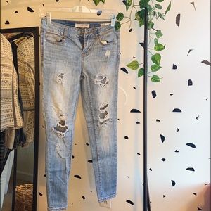 ⚡️SOLD⚡️ Distressed skinny jeans
